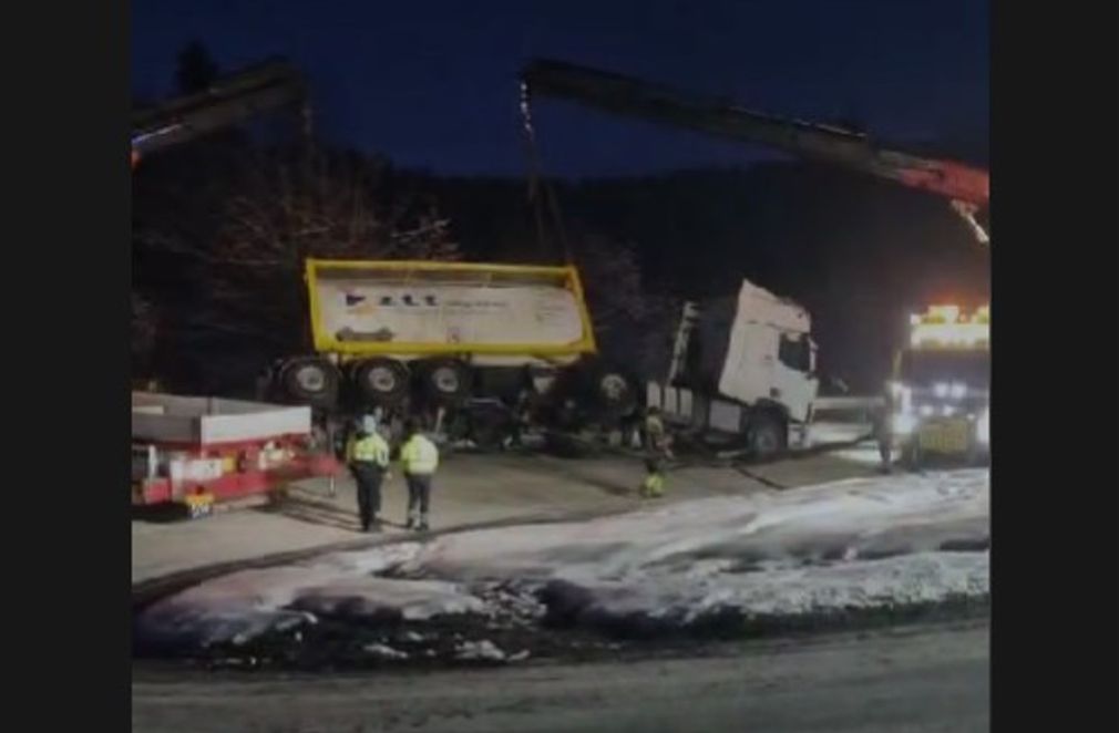 VIDEO Un camion s-a răsturnat în șanț. A fost un chin să îl extragă