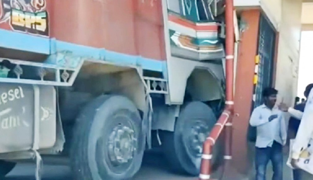 VIDEO. Un camion lovește cabina de taxare și angajatul se salvează miraculos
