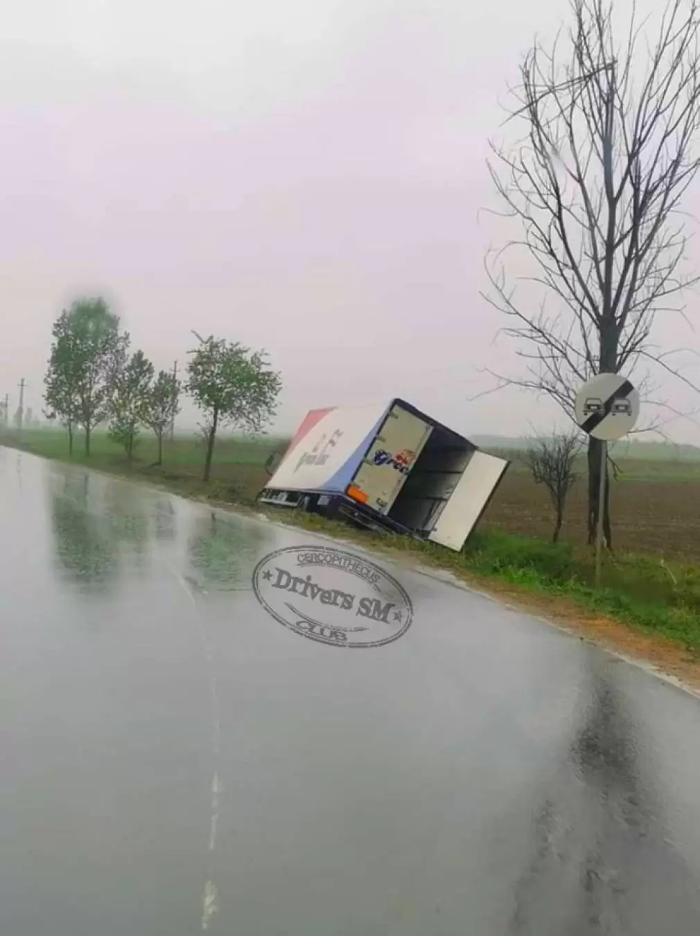 Un camion a derapat și a ajuns în șanț