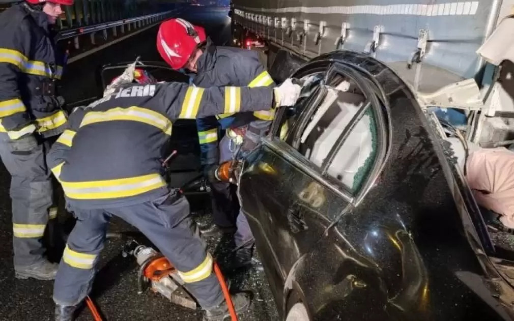 VIDEO Trei morți după ce o mașină a intrat sub un camion