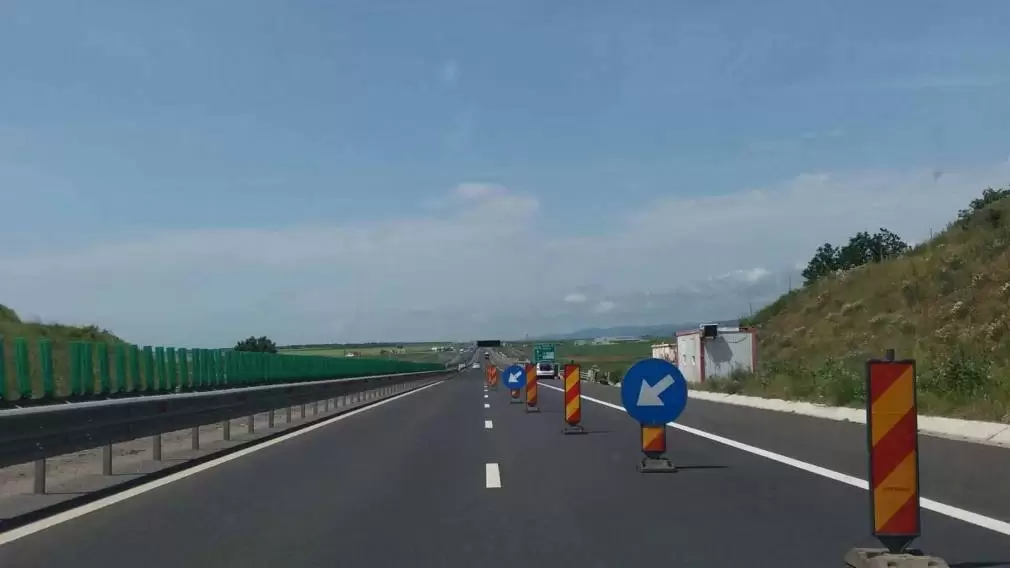 FOTO. Atenție șoferi! Jefuiesc pe autostrada Deva - Sibiu dintr-o dubă albă