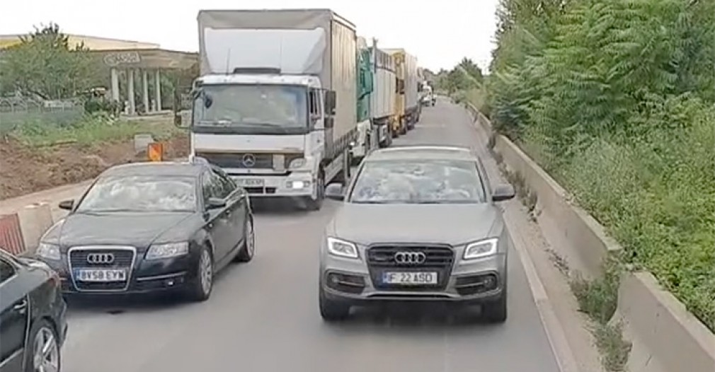 VIDEO Șoferul unui CAMION oprește un AUDI Q5 care depășea o coloană pe contrasens