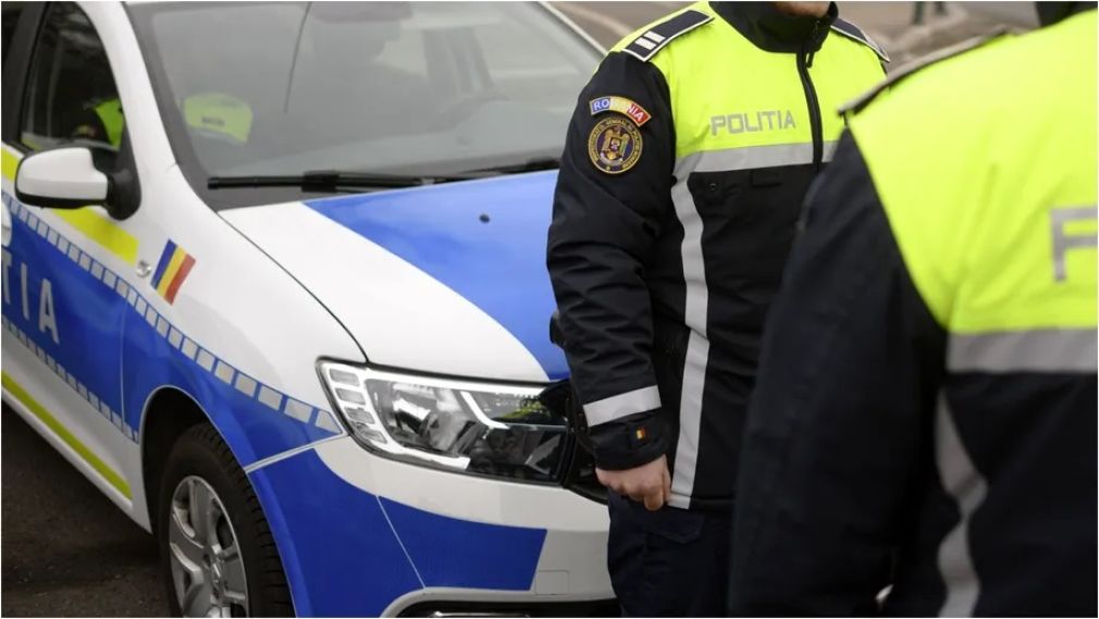 Un autoturism, strivit între un camion și o autoutilitară