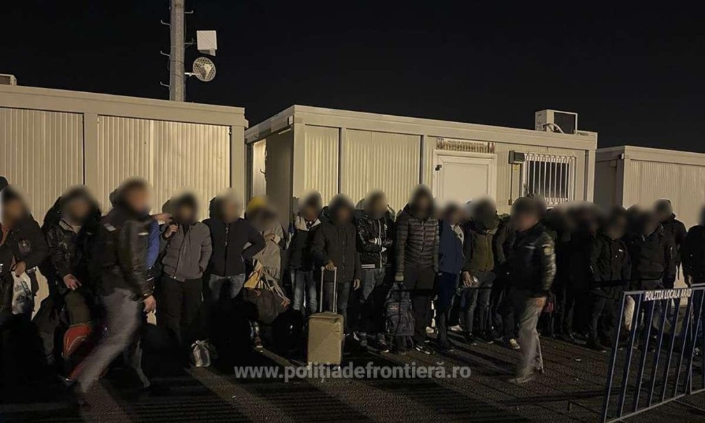 76 de migranți, ascunși în două utilitare. Doi români, cercetați