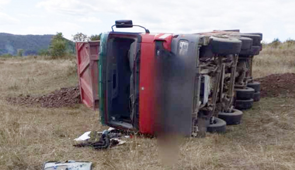 Vâlcea: Șofer profesionist, în stare gravă după ce s-a răsturnat cu camionul pe câmp