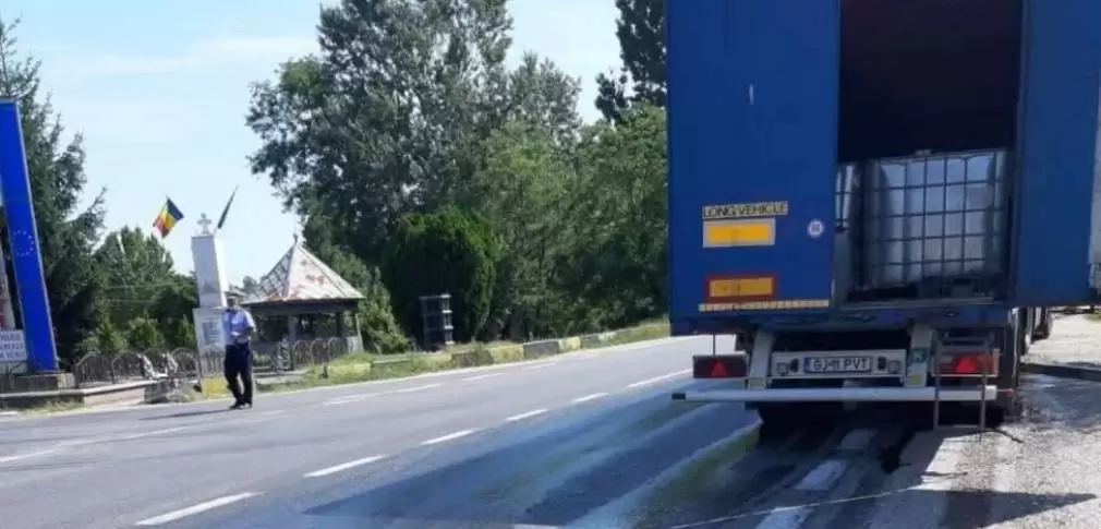 A frânat brusc și a pierdut tot uleiul pe care îl ducea în camion