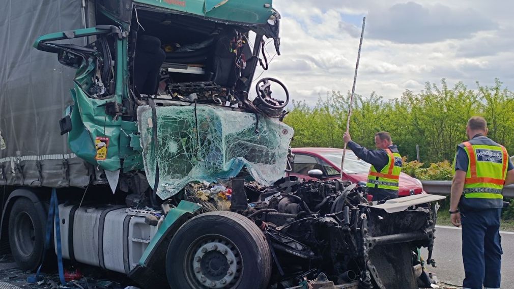 VIDEO Un șofer român de camion și soția au murit după ce au lovit un alt camion