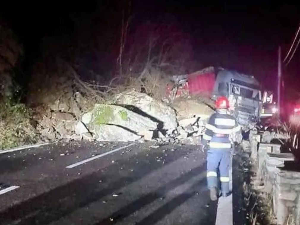 O stâncă a căzut pe un camion. Traficul a fost blocat total