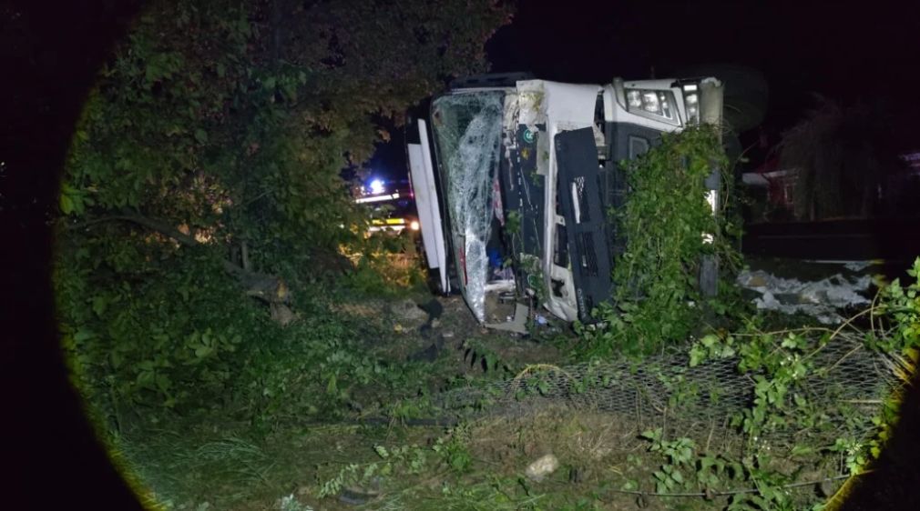 Un tânăr a intrat cu mașina într-un camion pe DN7