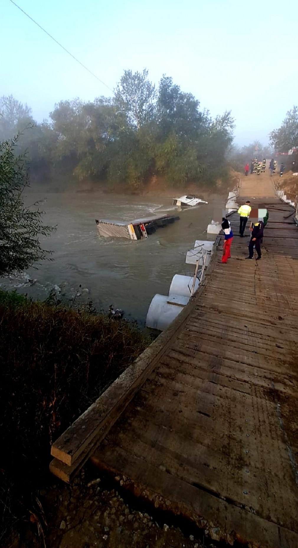 Un camion cu sticlă a plonjat în râul Ialomița