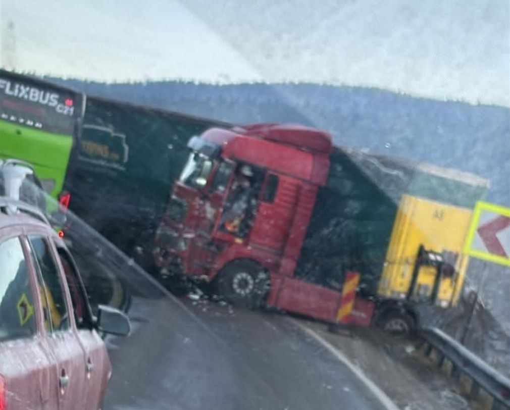 Trafic blocat temporar pe DN 1 la Bușteni: un camion a lovit parapetul
