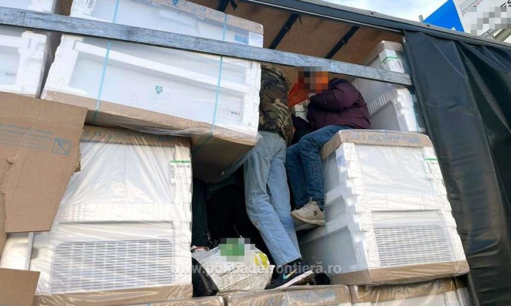 26 de străini au încercat să treacă ilegal în Ungaria ascunşi într-un camion încărcat cu frigidere