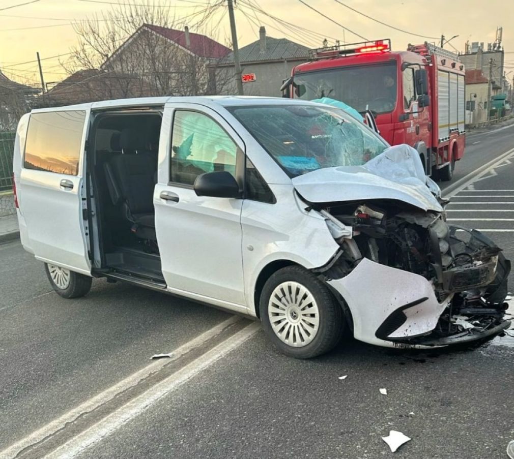 VIDEO Accident între un camion și un autoturism. Intervine SMURD