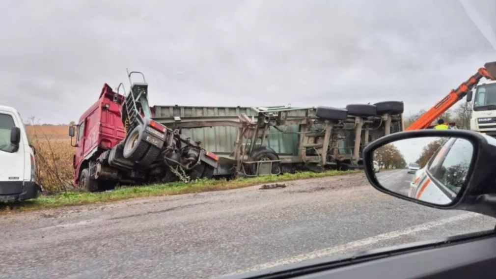 Remorca unui camion cu floarea soarelui s-a răsturnat