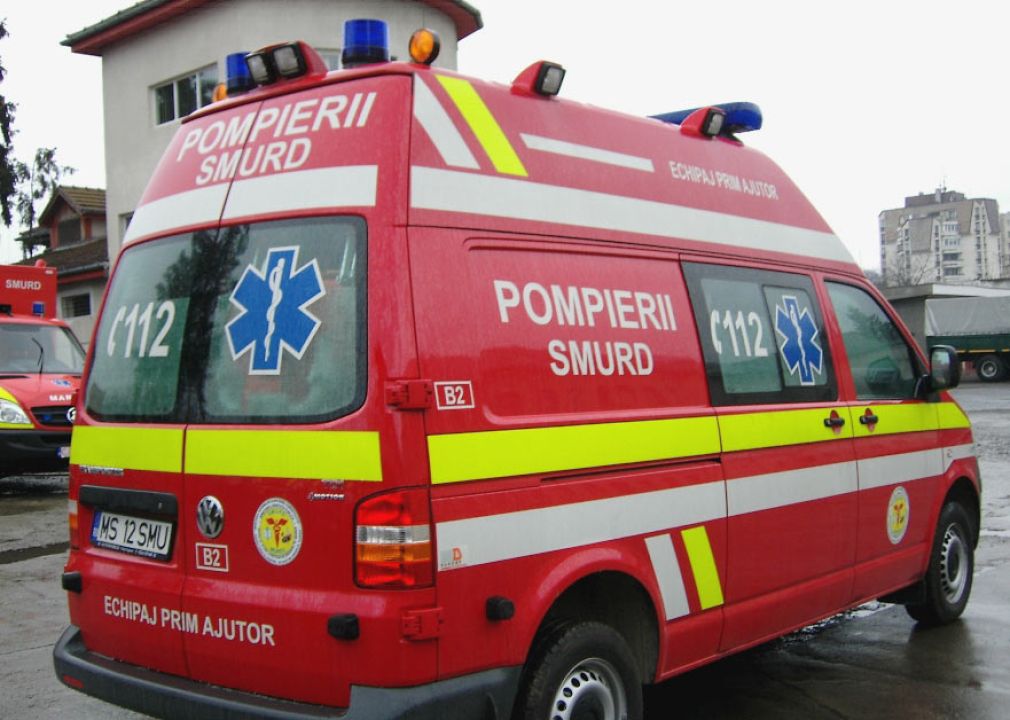 Bărbat rănit după ce și-a prins piciorul sub cabina unui camion