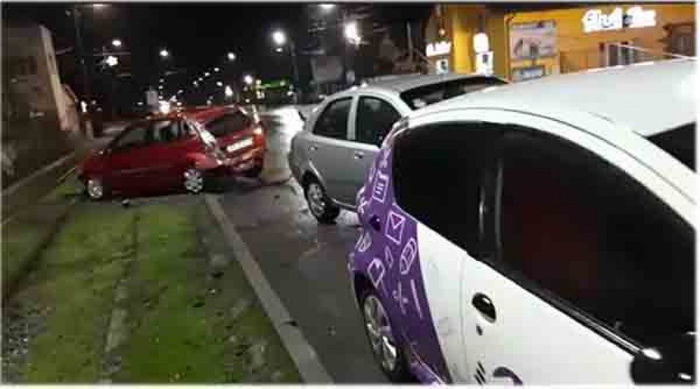 VIDEO. Un camion a lovit și a distrus mai multe mașini în Arad