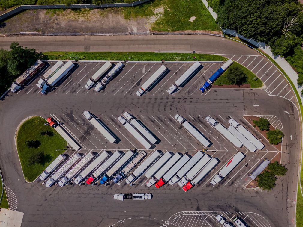 UE este îndemnată să extindă rețeaua de parcări sigure pentru camioane