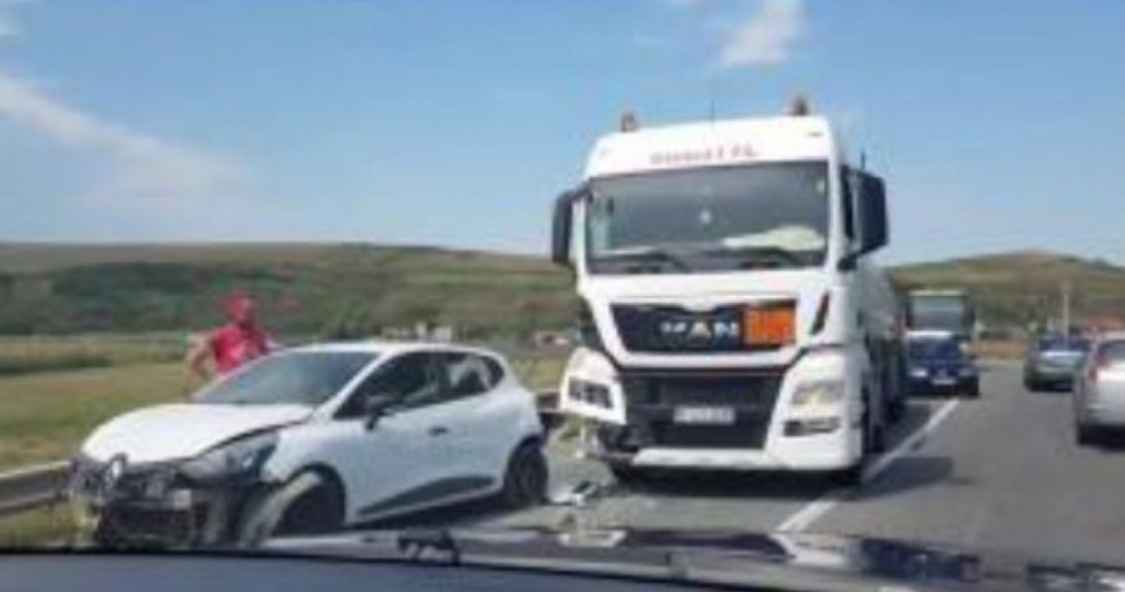 O tamponare între un camion și un autoturism în apropiere de Turda