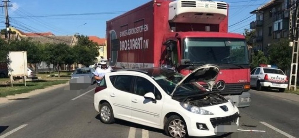 Un camion si un autoturism s-au izbit puternic, iar un om a fost ranit