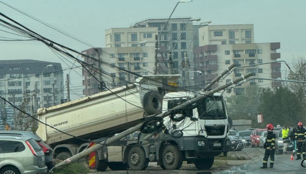Un camion a rupt mai mulți stâlpi în București