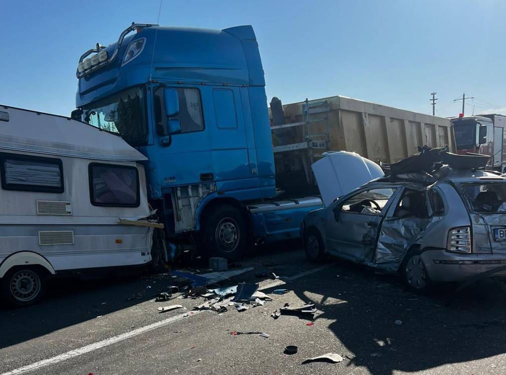 Accident cu un camion și o autorulotă