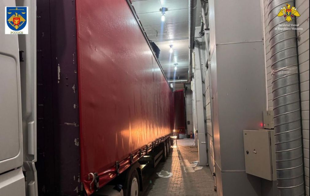 1.000.000 de țigări ascunse în tavanul camionului
