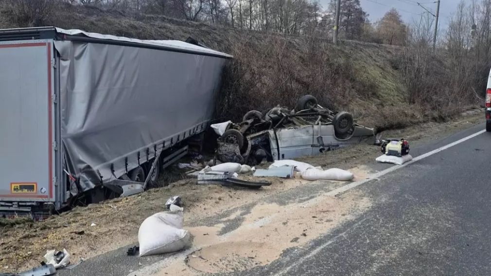VIDEO Filmul accidentului în care un tată şi cei doi copii minori, au fost uciși de camion