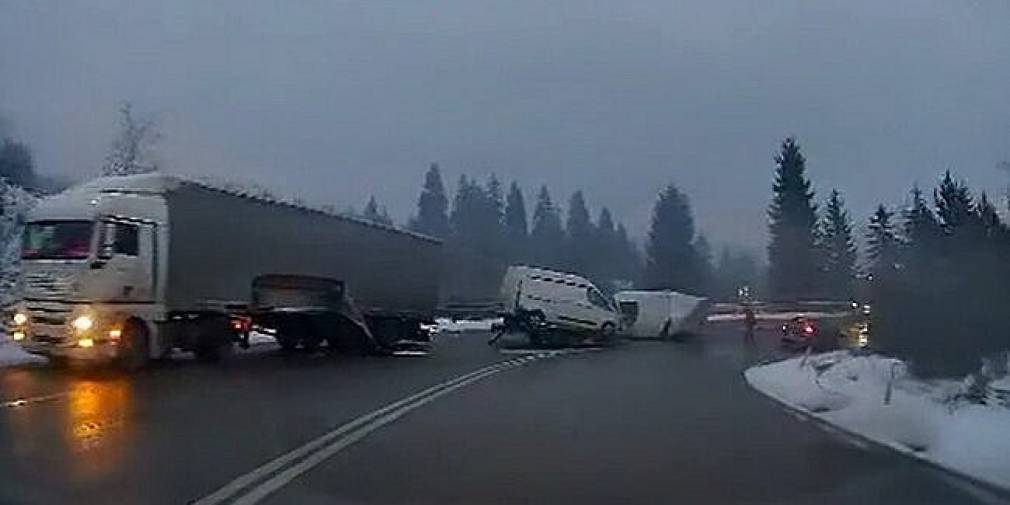 Un microbuz cu patru persoane s-a izbit de un camion