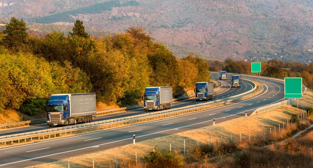 Șoferii de camion migranți acoperă deficitul de forță de muncă din Europa, dar se confruntă cu riscul de exploatare