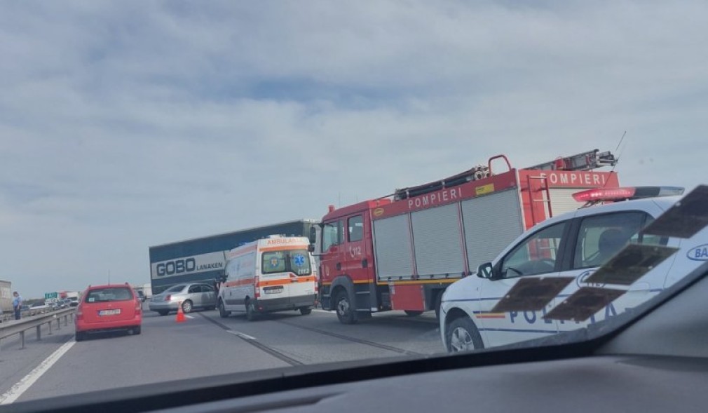Un autoturism și un camion s-au ciocnit pe autostrada A1