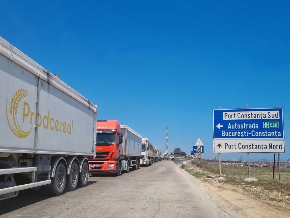 Cozi uriașe de camioane la Agigea în port