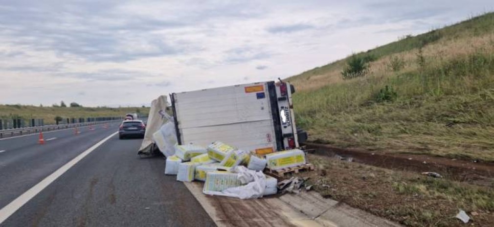 Camion răsturnat la coborârea de pe autostradă în Timiș