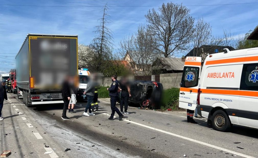 Două mașini și un camion s-au ciocnit