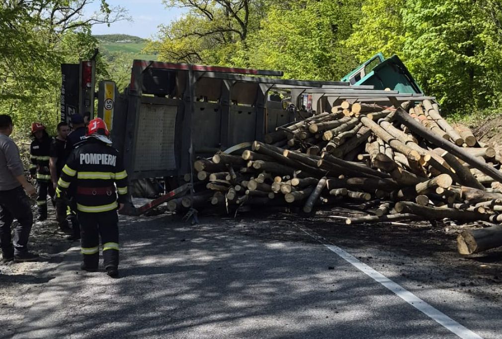 Un camion cu lemne, răsturnat, a blocat temporar un drum național