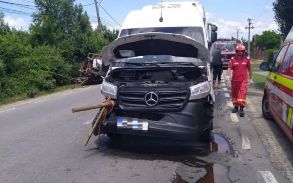 Un camion a lovit un microbuz care a ricoșat într-o căruță: 7 răniți