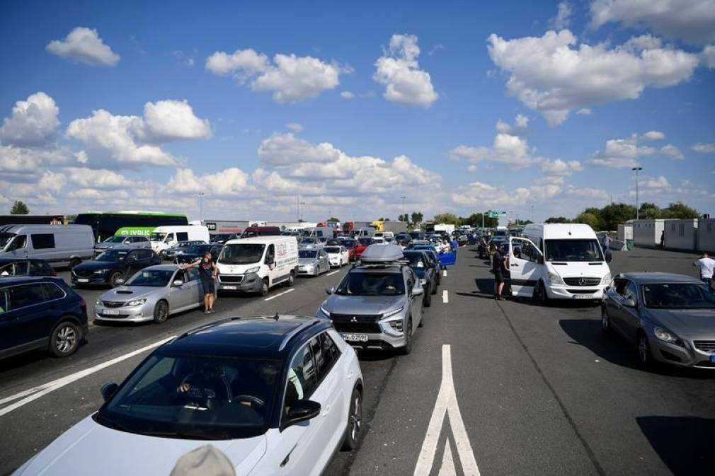 Cozi lungi la frontieră. Elicoptere Black Hawk supraveghează Autostrada Soarelui