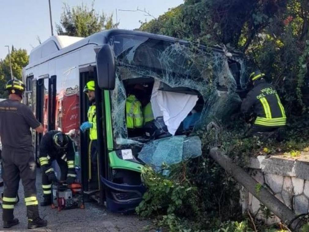 VIDEO O româncă a murit după ce autocarul în care se afla a lovit un parapet