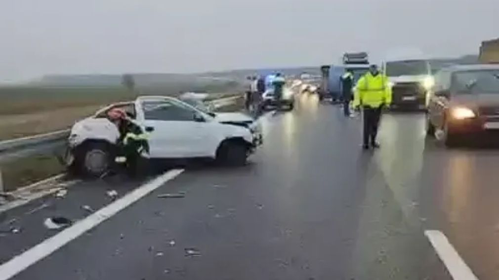 Autoturism spulberat de un autocar plin cu zeci de copii