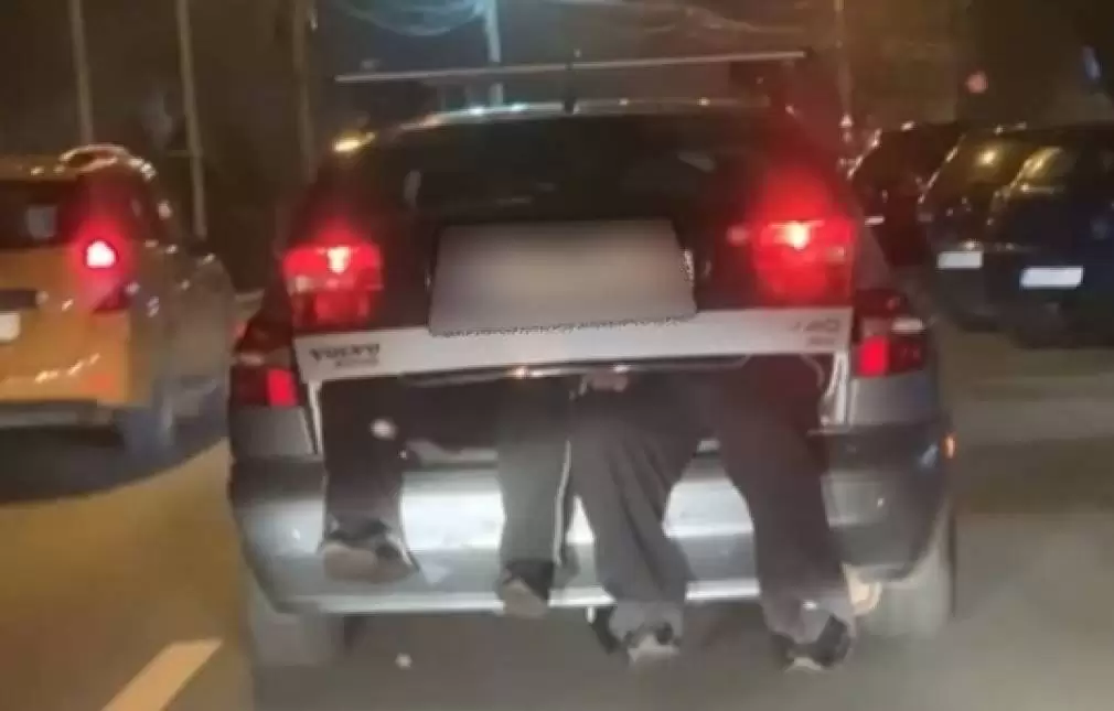 Amendă după ce două persoane au fost transportate în portbagajul unui autoturism
