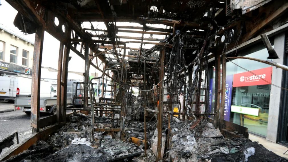VIDEO Camion incendiat într-o bătaie de stradă în Europa