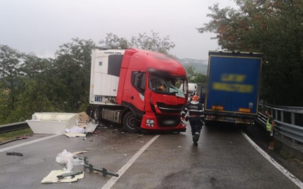 Coliziune între două camioane cauzată de un șofer profesionist polonez