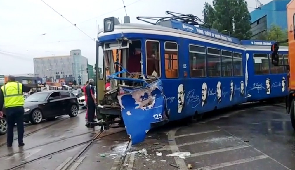 VIDEO: Iași. Un camion a lovit violent un tramvai