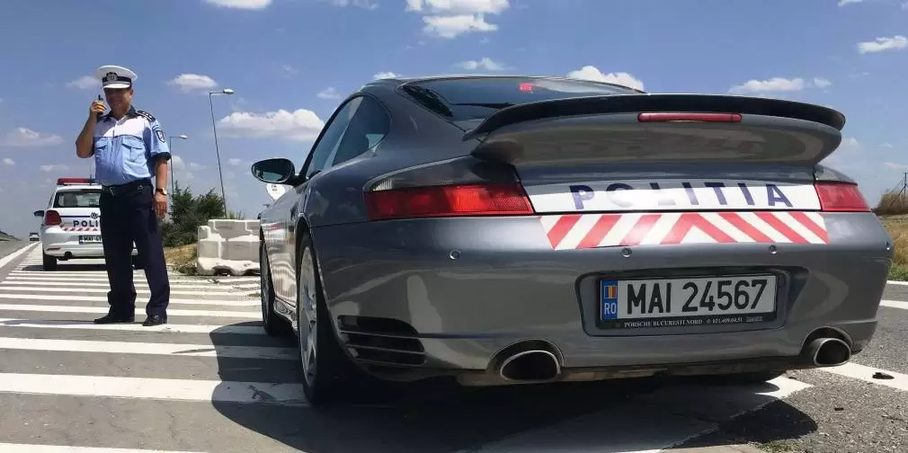 Bărbaţii acuzaţi că au furat 500.000 de lei din maşina unui afacerist, reţinuţi