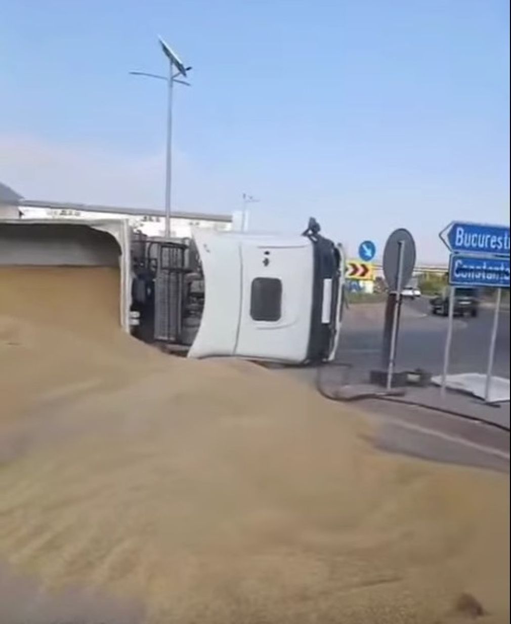 VIDEO Un camion cu cereale s-a răsturnat pe Centura București