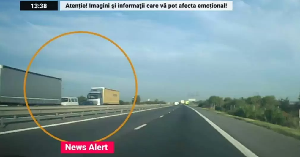 VIDEO. Momentul în care un microbuz este strivit între două camioane