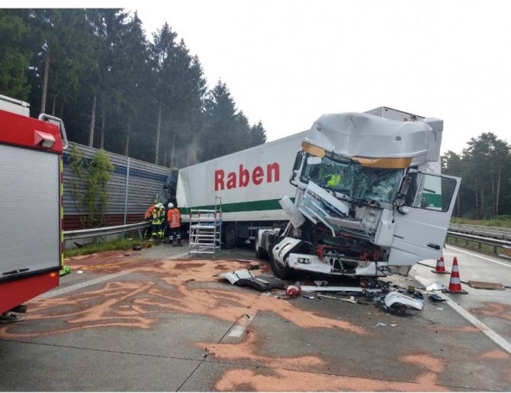 Carambol cu trei CAMIOANE pe o autostradă din Germania. Un șofer era român