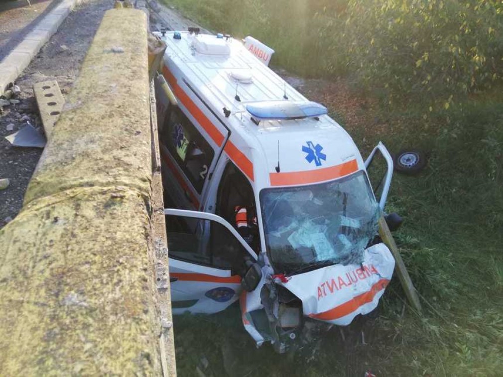 O ambulanţă care transporta un pacient cu coronavirus a căzut de pe un pod