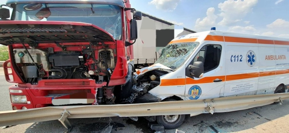 Un camion a lovit o ambulanță pe autostradă