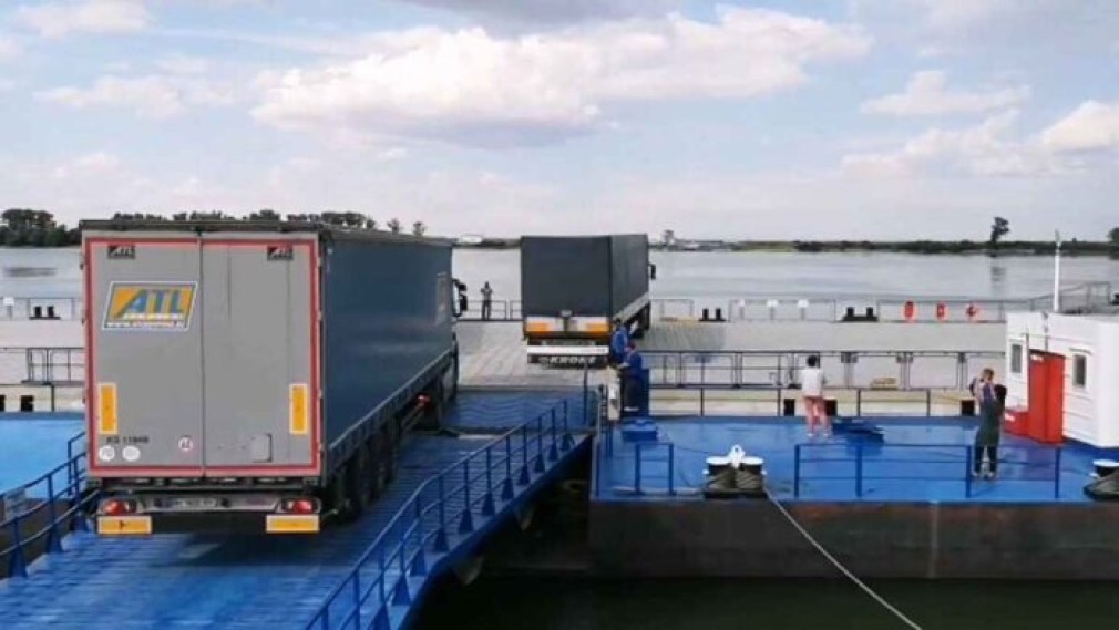 Isaccea. Coadă de peste 100 de camioane pentru a trece cu bacul în Ucraina