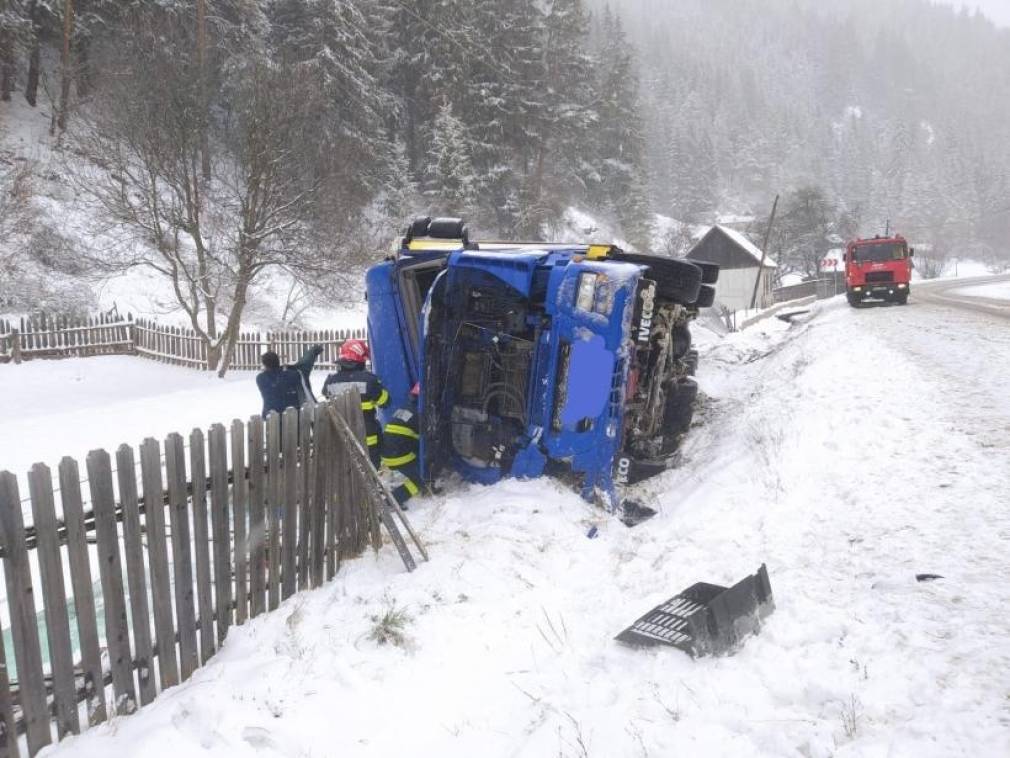 Un camion încărcat cu zahăr s-a răsturnat pe DN 15